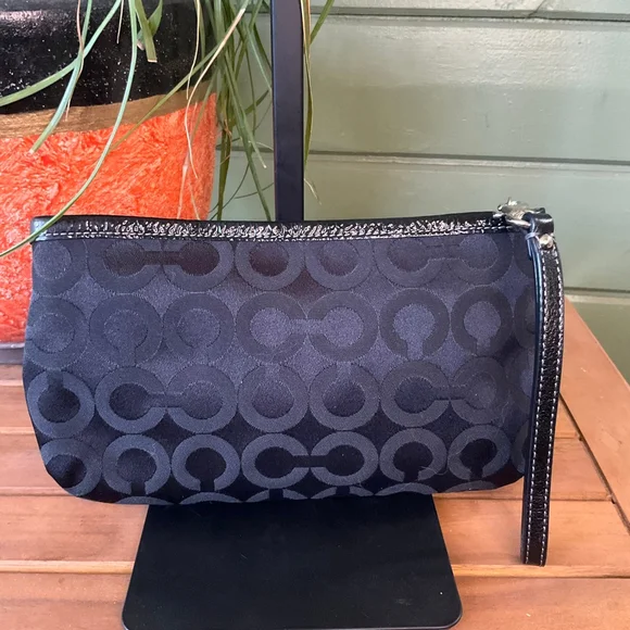 Coach Black Optic Signature C Clutch, Fits IPhone pro max, Purple Lining EUC - Picture 4 of 8